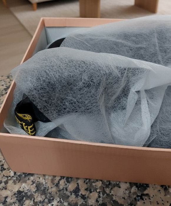 Botas de verniz novas