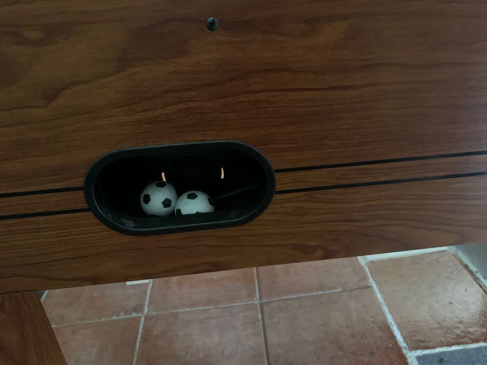 Mesa de matriquilhos, semi nova, pouco uso.