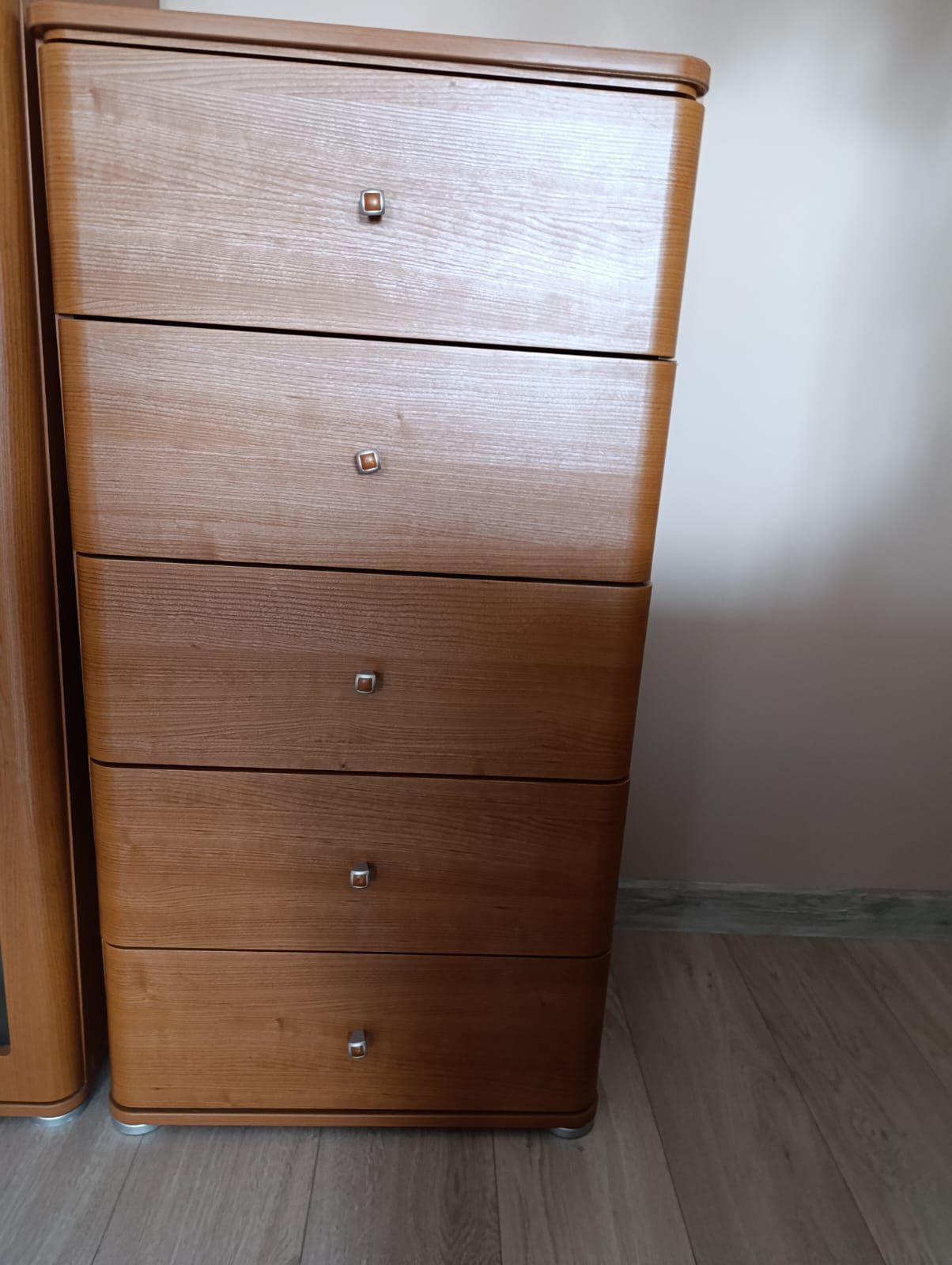 Zestaw mebli do salonu - 6 elementów. Stół, ława, witryna, szafka tv..