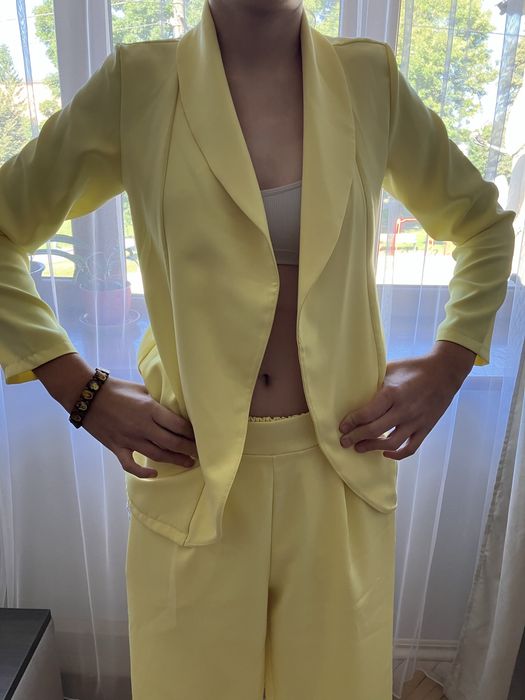 Підлітковий сонячно -жовтого кольору костюм