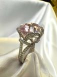 Pierścionek kunzyt 13.39 CT i diamentami naturalnymi 1.13 CT IGI