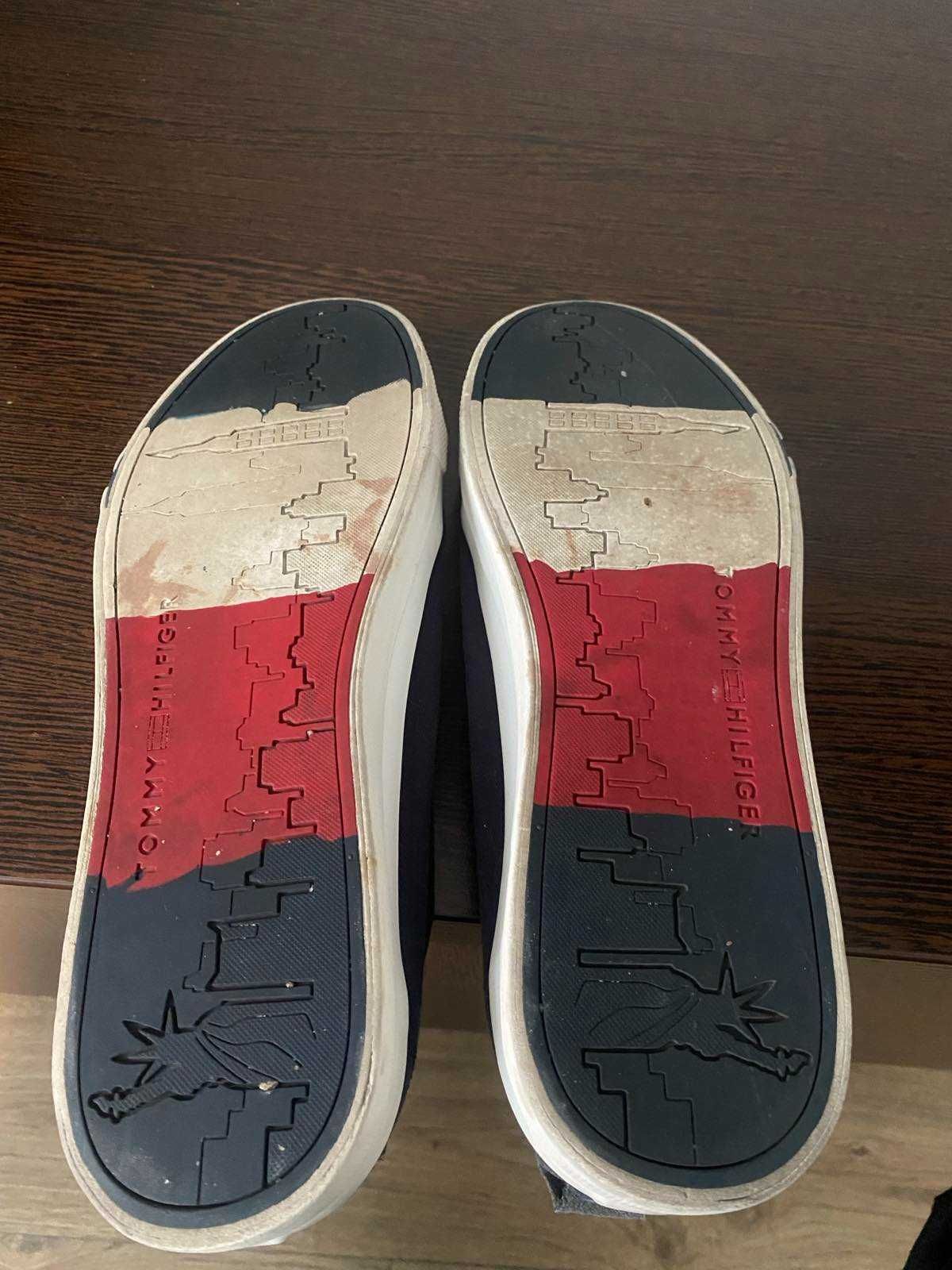 Продаються чоловічі кеди