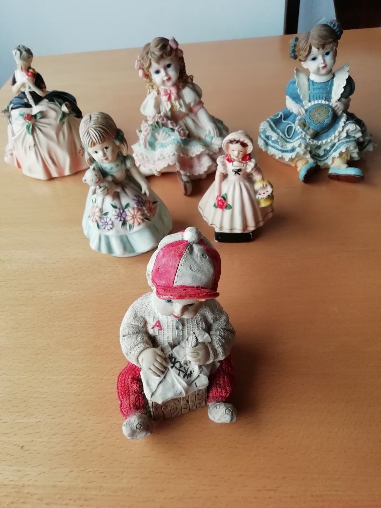 Conjunto de bonecas em diferentes materiais.