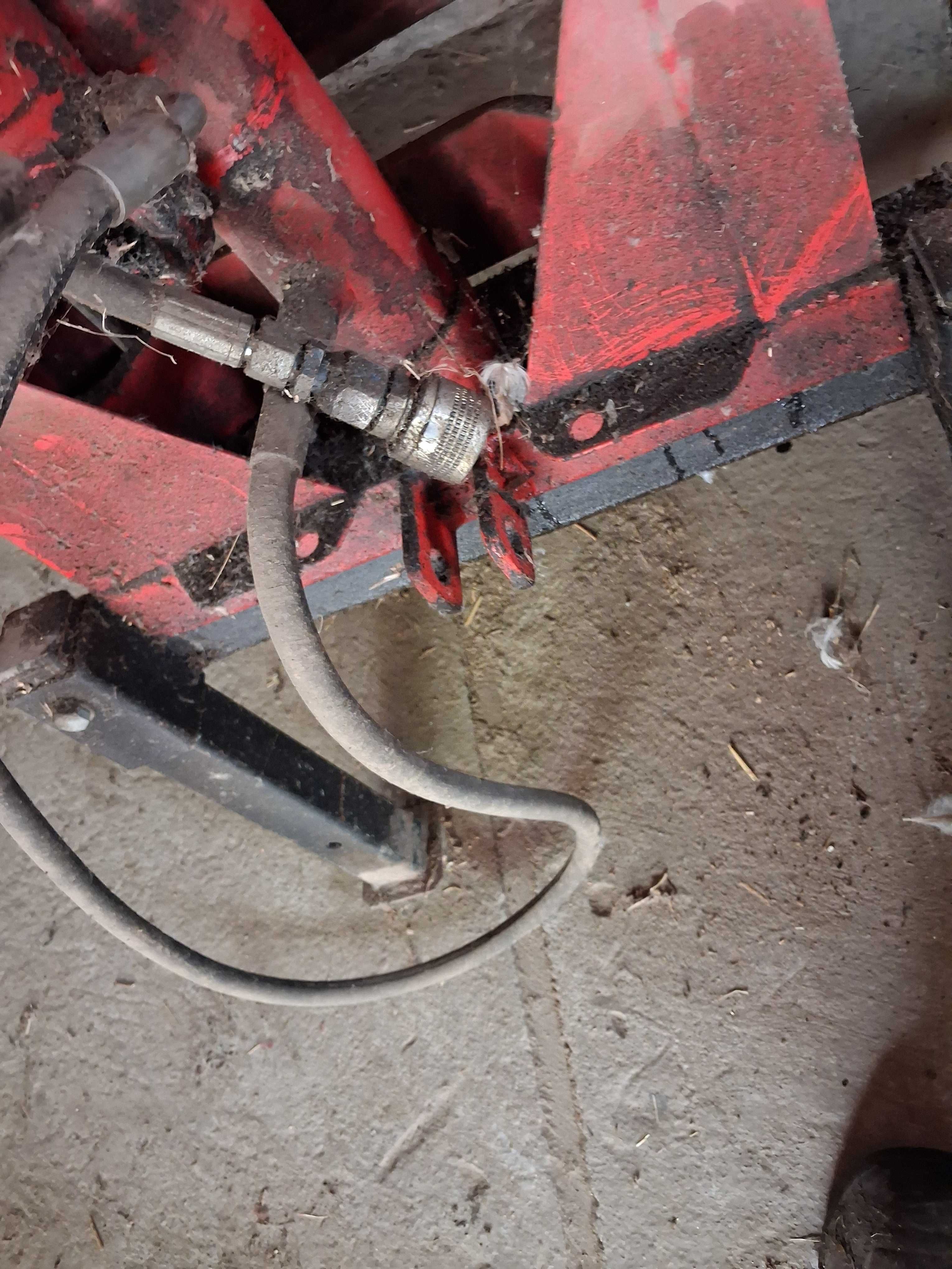 Ładowacz hydrauliczny widłowy na tył ciągnka