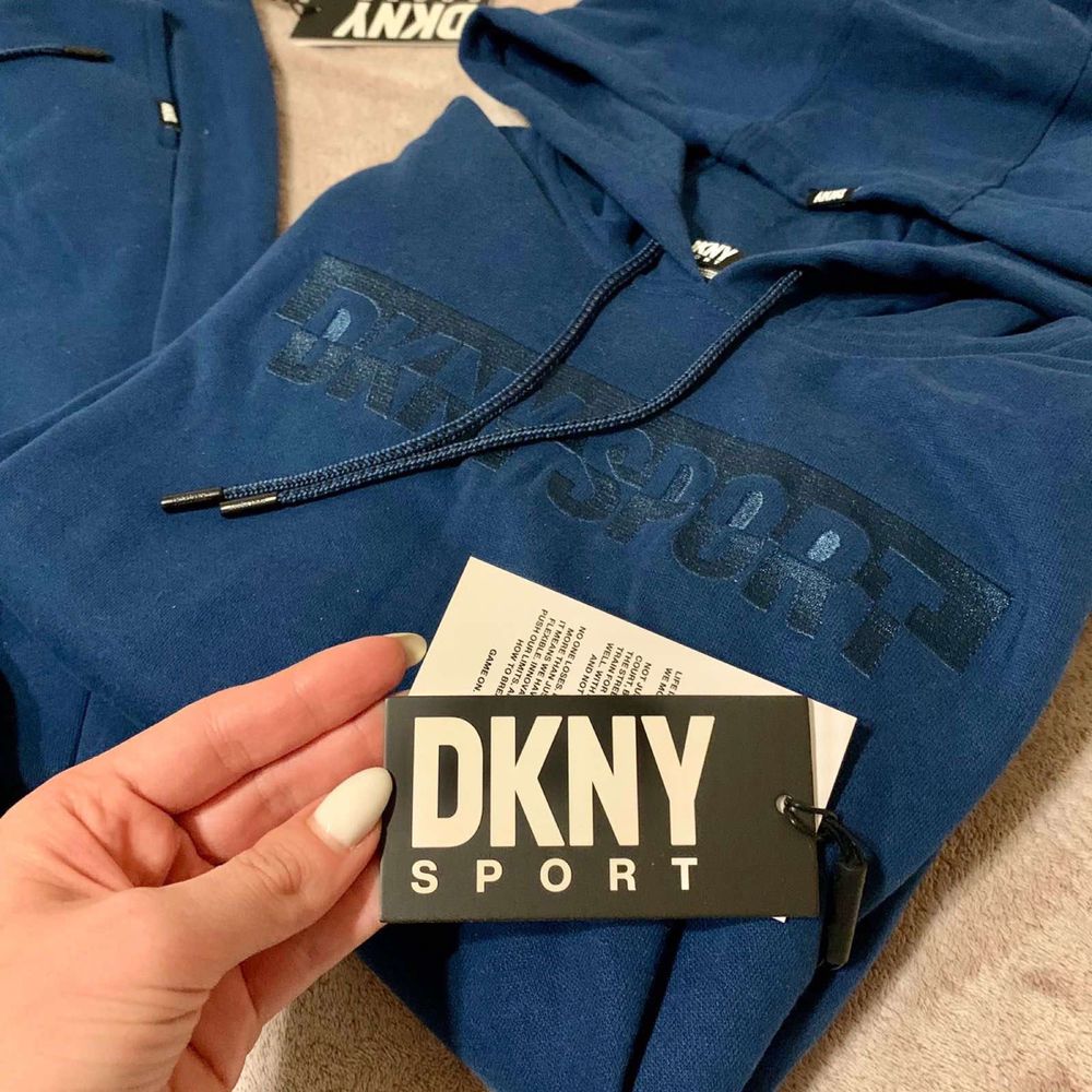 Спортивный женский костюм DKNY