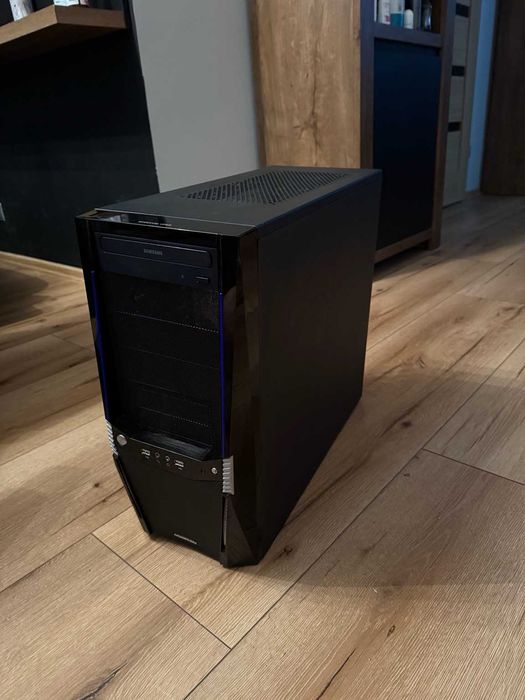 Komputer stacjonarny do gier i pracy.