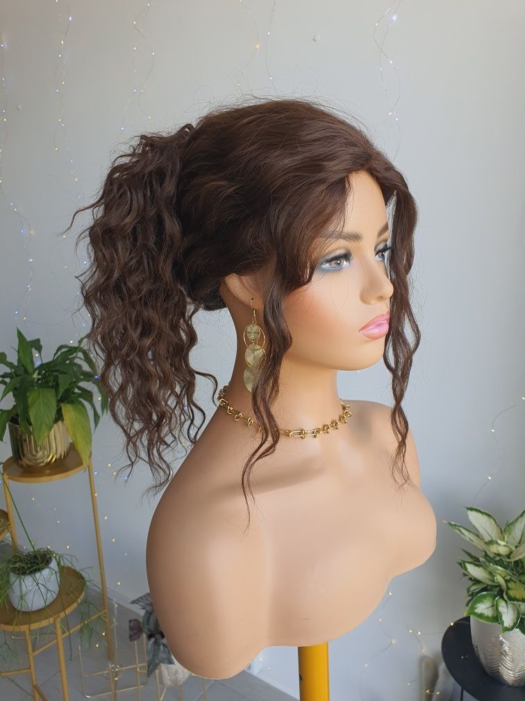 Długa lekka peruka loki fale brąz naturalana fryzura