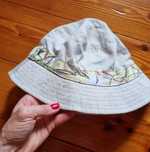 Beżowa czapka typu bucket hat