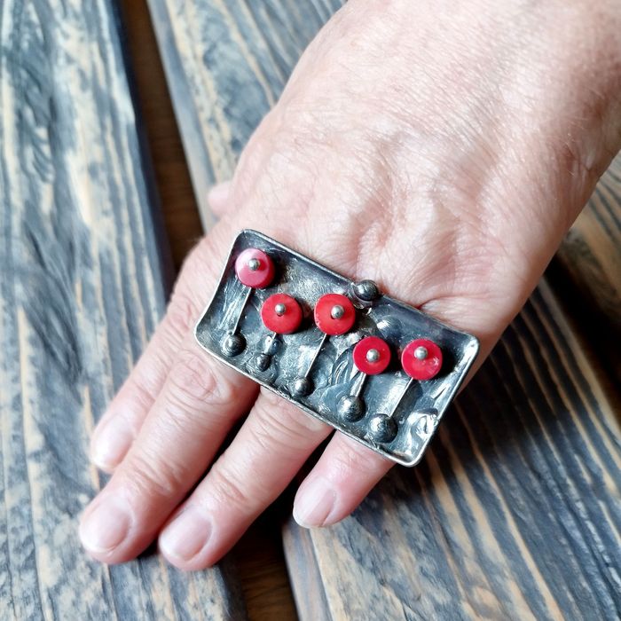 Polne maki - regulowany pierscionek z czerwonego korala.