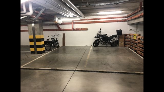 Miejsce parkingowe w hali garazowej, Ścisłe centrum