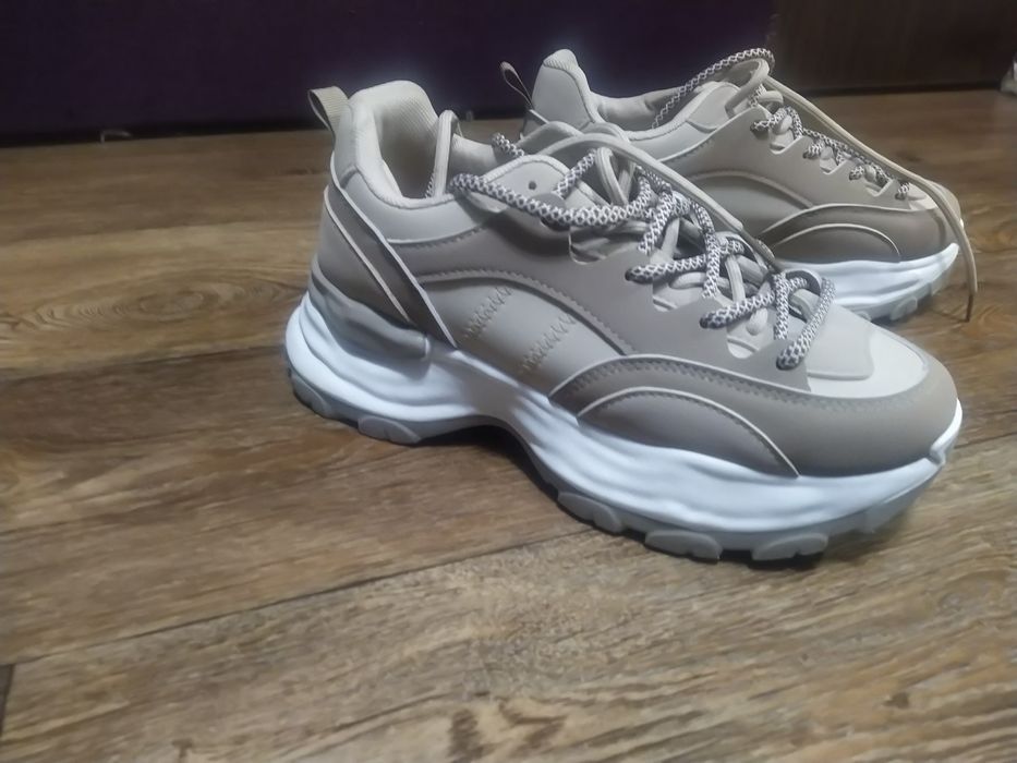 Нові Кросівки Sinsay бежеві, 38 розмір