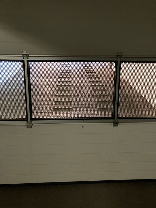 Miejsce postojowe z komórką pod budynkiem wynajmę. Lokalizacja-centrum