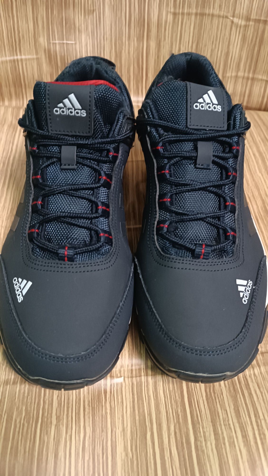 Кросівки унісекс від Adidas.