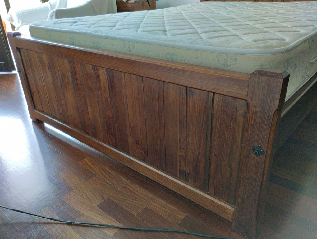 Mobília de quarto em madeira.
