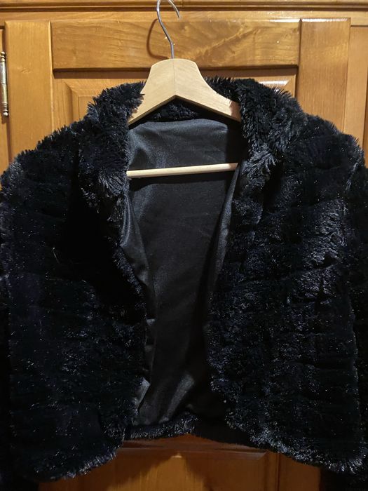 Casaco preto comprido com gola pelo mango c/ borboto e bolero em pelo