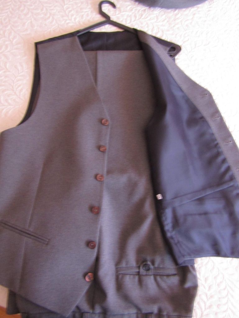 Fato de homem cor cinza claro T.52 calça+colete+ casaco.