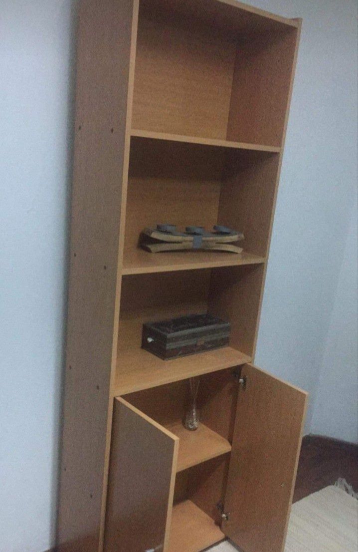 2 armários com duas portas.