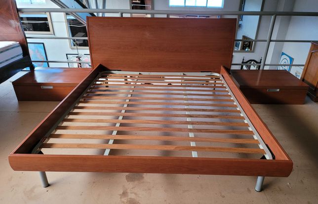 Estrutura de cama com duas mesas de cabeceira - Muito bom estado geral