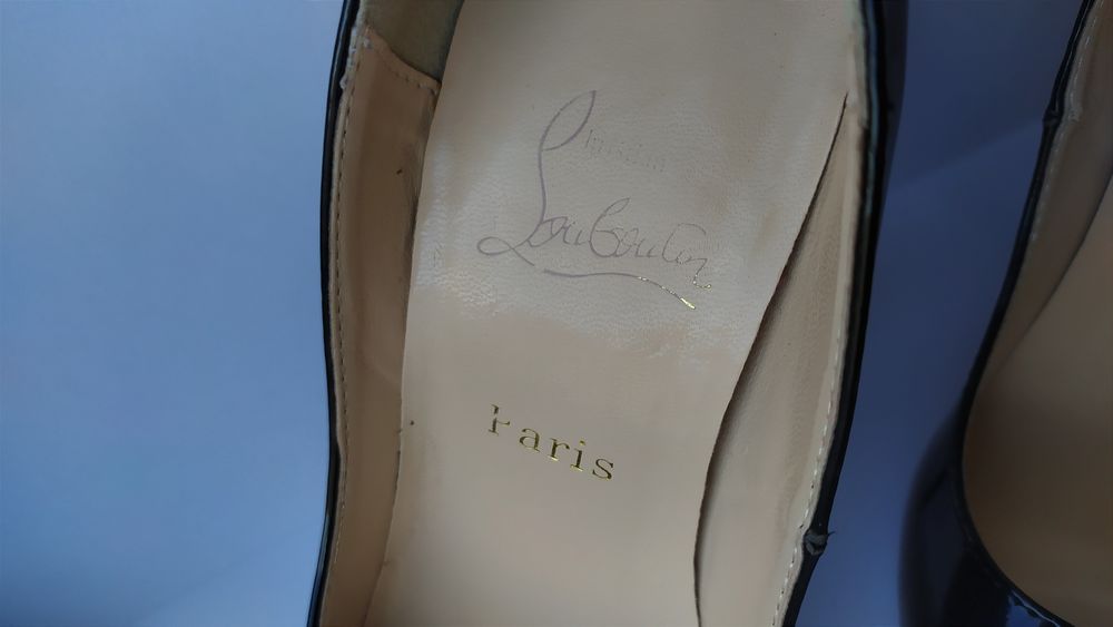 Лабутени , туфлі на шпильці , каблук , червона підошва , лабутены