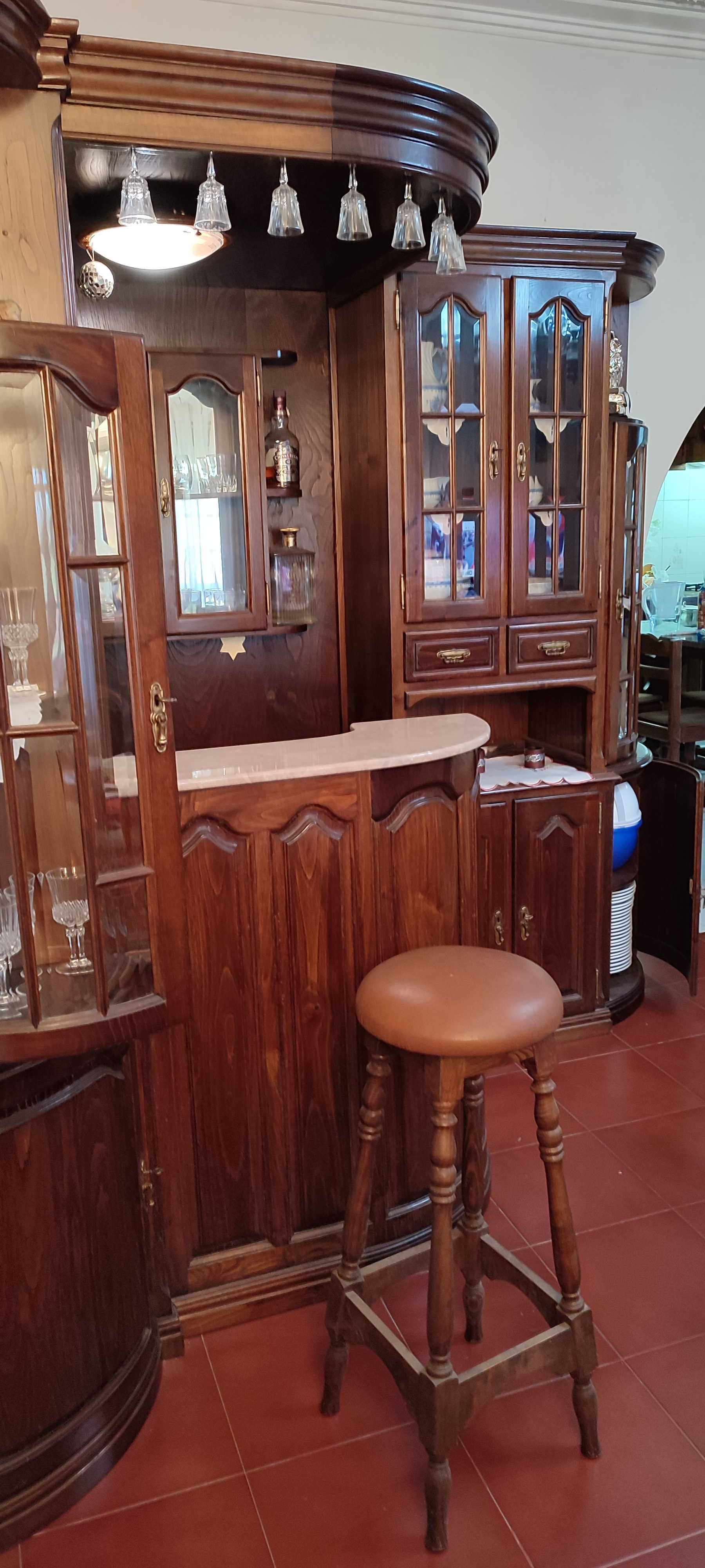Bar de canto com vidros facetados, balcão, vitrines e 2 bancos