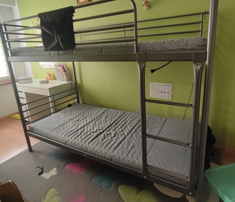 Łóżko piętrowe metalowe z materacami