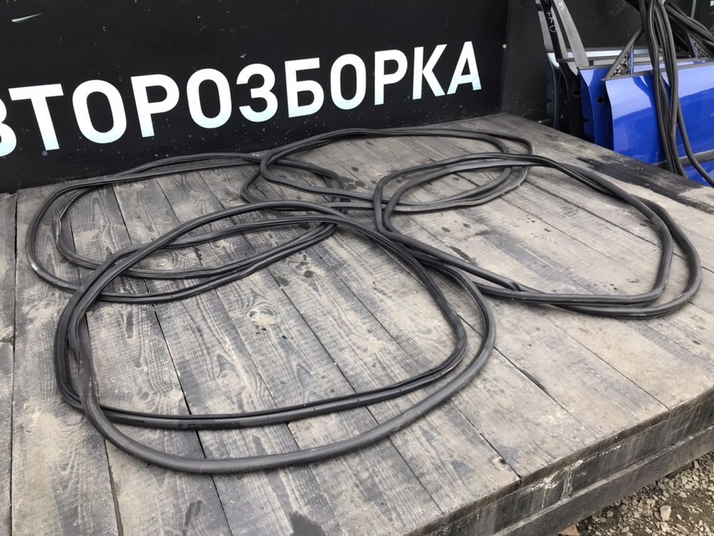 Уплотнитель двери Пассат Б6 Гольф 5 Шкода А5 Фабия 2 румстер резинка