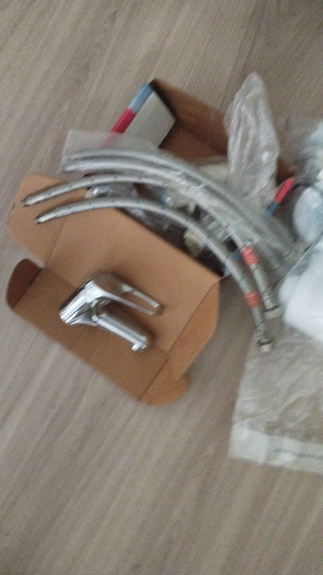 Szafka z umywalką + kran i akcesoria