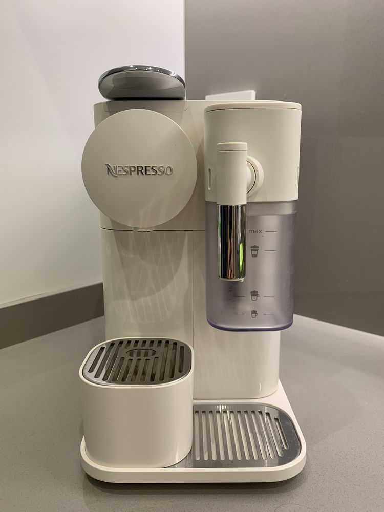 Maquina Nespresso Latissima One - Delonghi