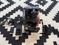Sony a6400 – Stan perfekcyjny + klatka operatorska + dodatkowe baterie