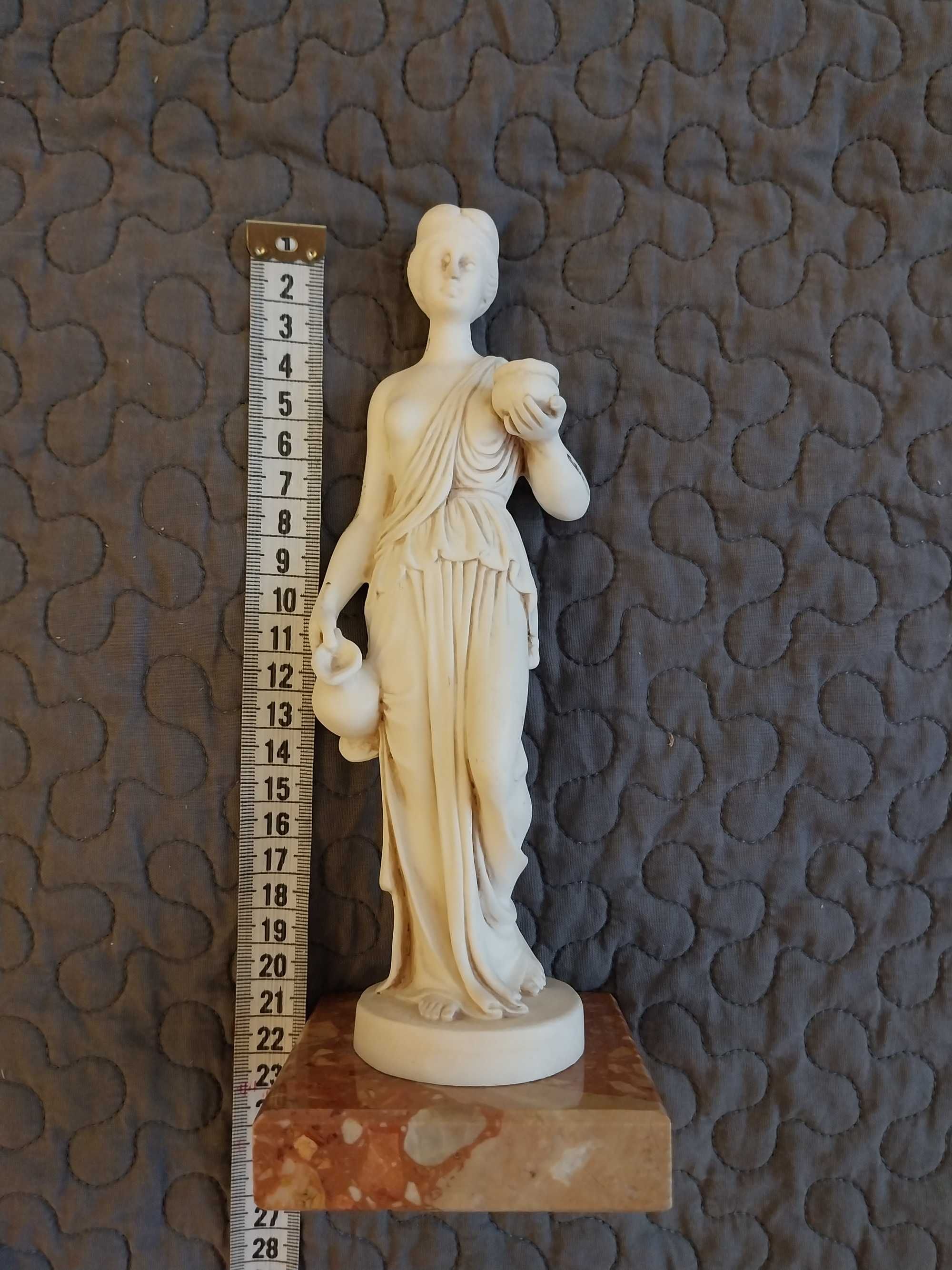 Figurki: Augusta Cezara, łuk triumfalny oraz bogini z dzbanem
