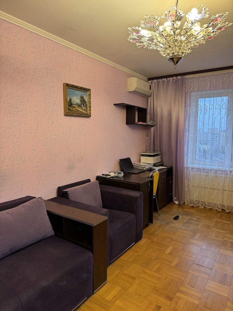 Вишневе продаж 3-х кімнатноі квартири по вулиці Святоюрьївська