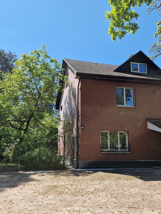 Будинок в центральній частині Бучі.