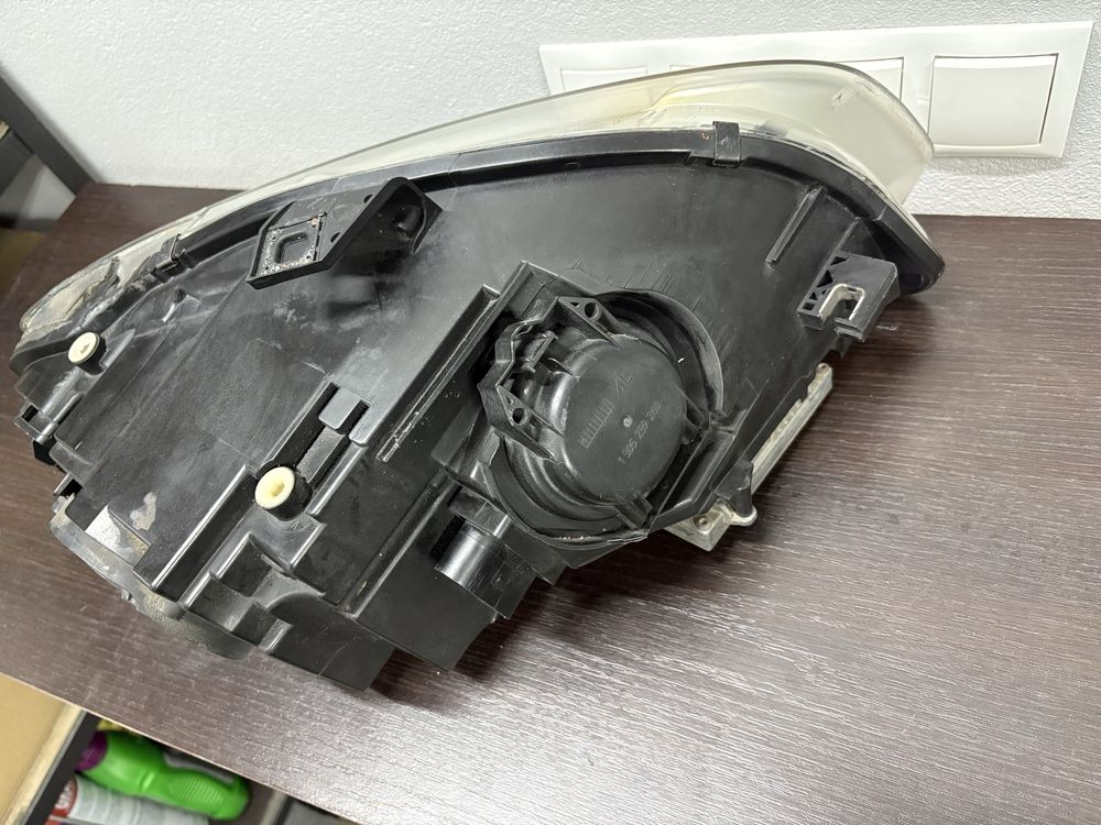 Lewa lampa bi-xenon A4 B7