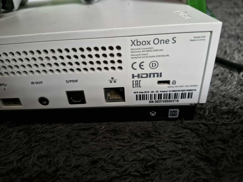 Xbox one s w bardzo dobrym stanie plus 10 gier