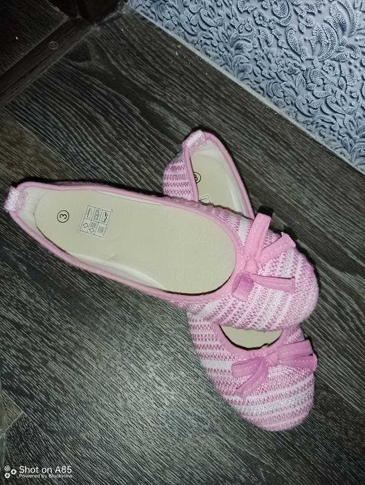 Рожеві макасини з білими смужками.
по устілці 22.5см