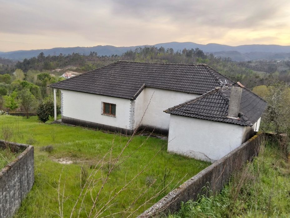 Moradia localizada em sítio calmo