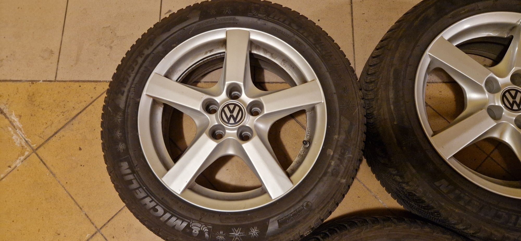 Sprzedam komplet kół z felgami aluminiowymi do VW Passata.