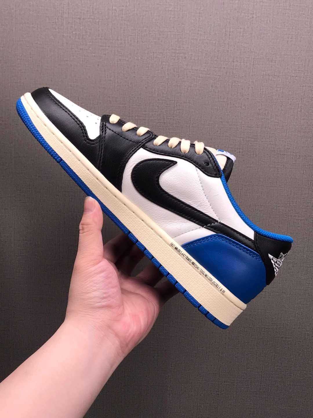 Buty Jordan1RetroLowOGSPFragment x Travis Scott sportowe rozmiar.41