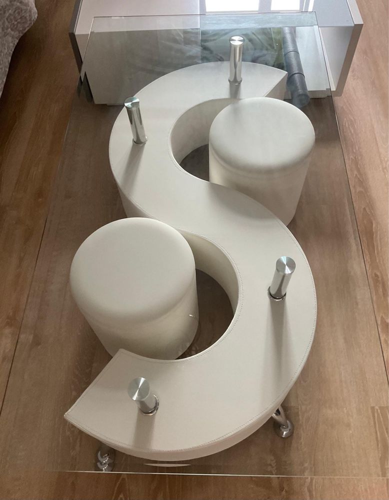 Mesa de centro moderna em vidro com puffs — como nova!
