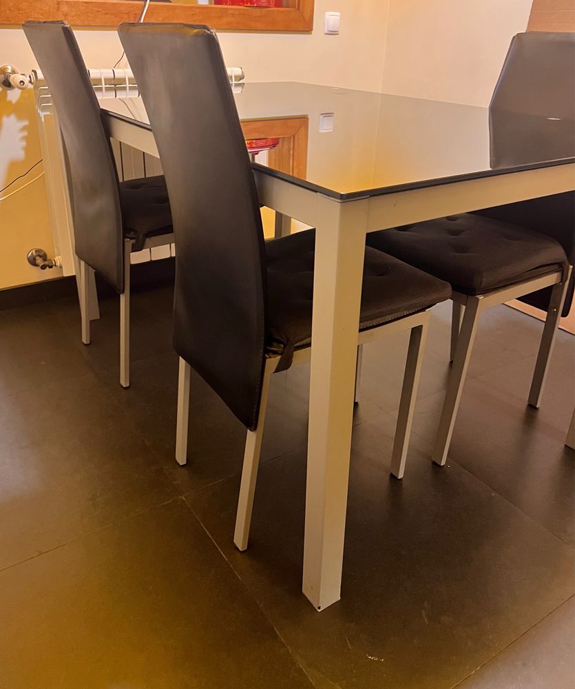Mesa de cozinha e cadeiras