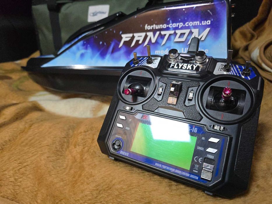 Кораблик фантом модерн з навігацією карповий fantom modern gps