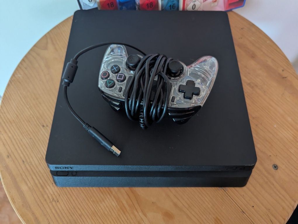 PS4 Slim + comando com cabo + 6 jogos em CD – Bom estado