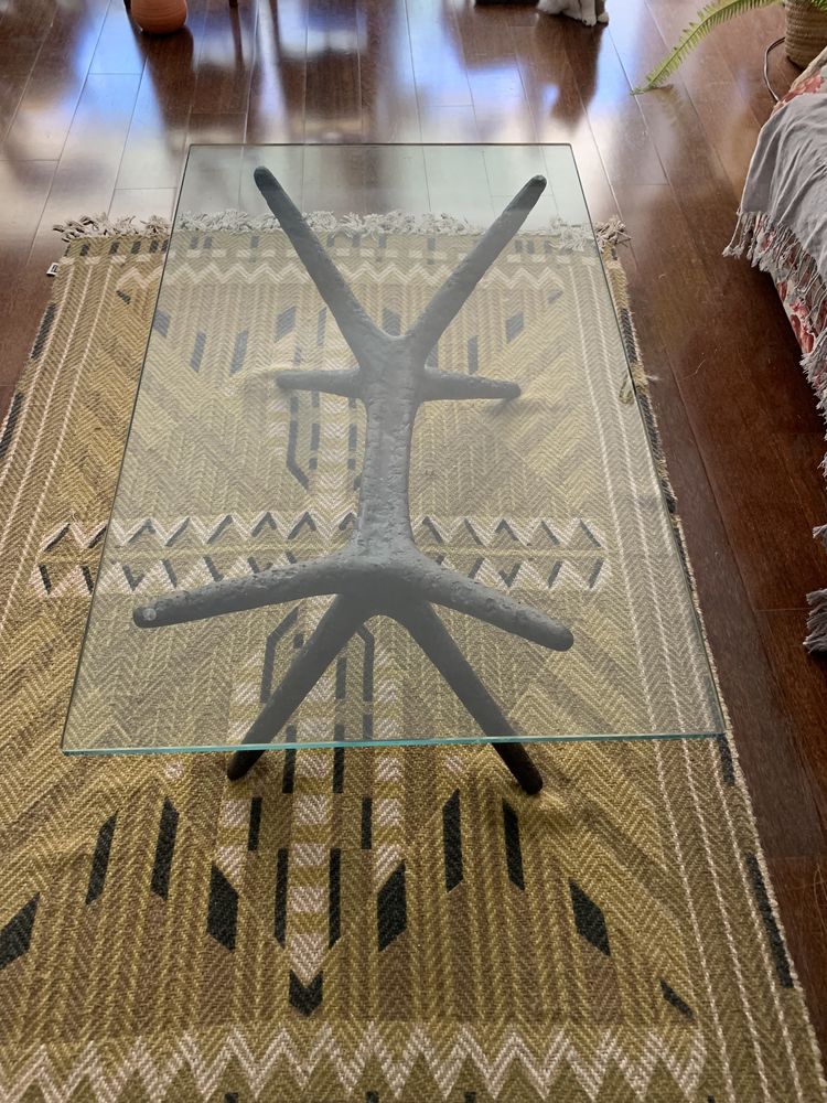 mesa de sala de estar em vidro e resina de madeira