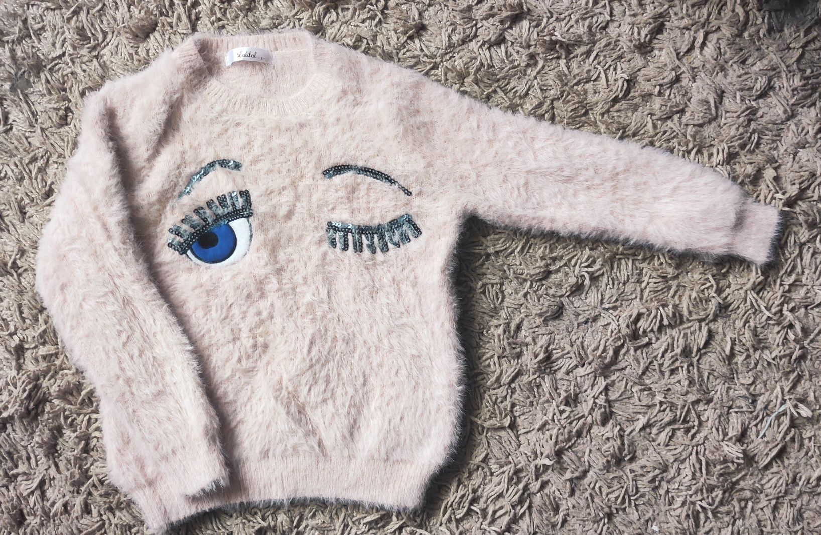 Włochaty różowy sweterek dla dziewczynki 128cm

Stan bardzo dobry

Dłu