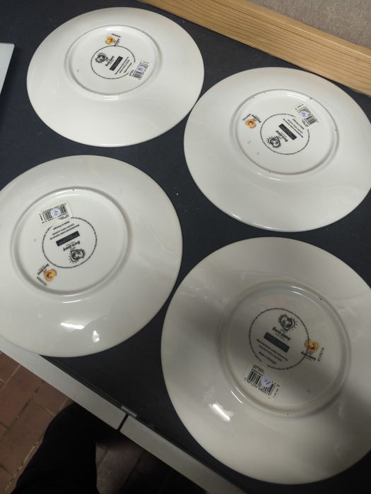 Conjunto de 4 pratos Euro 2004 kinas
Conjunto de quatro pratos com des