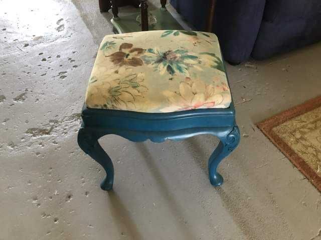 Pequena banqueta forrada em tecido, bom estado