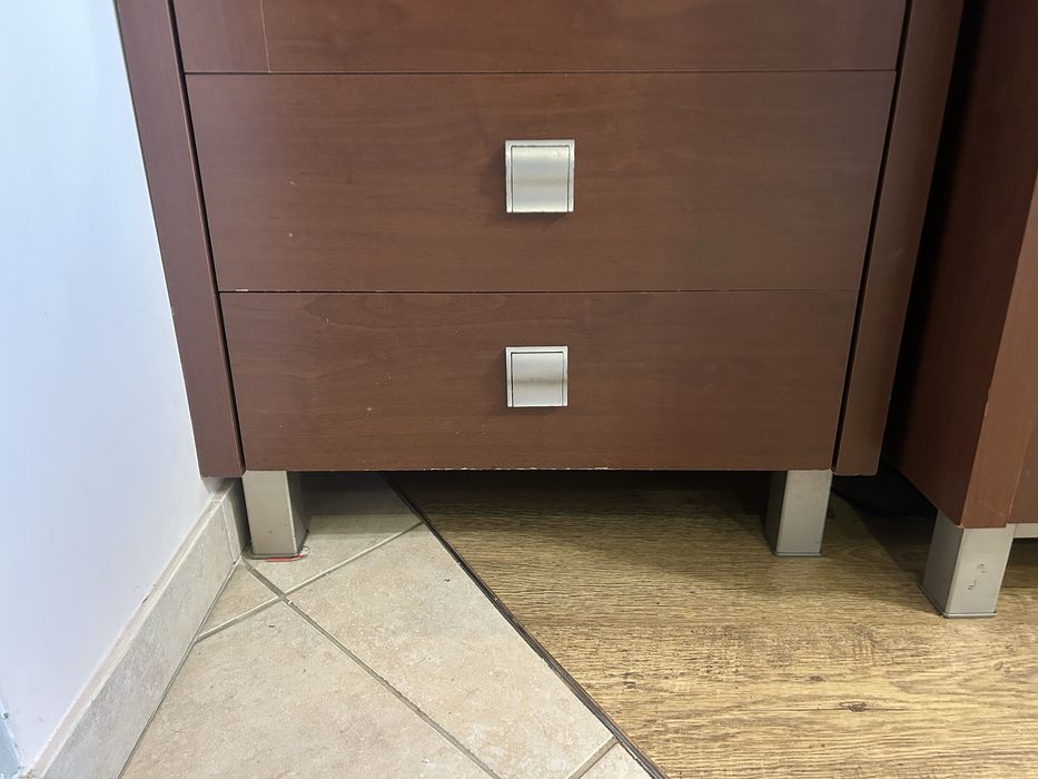 Witryna szklane półki i komoda ciemny orzech