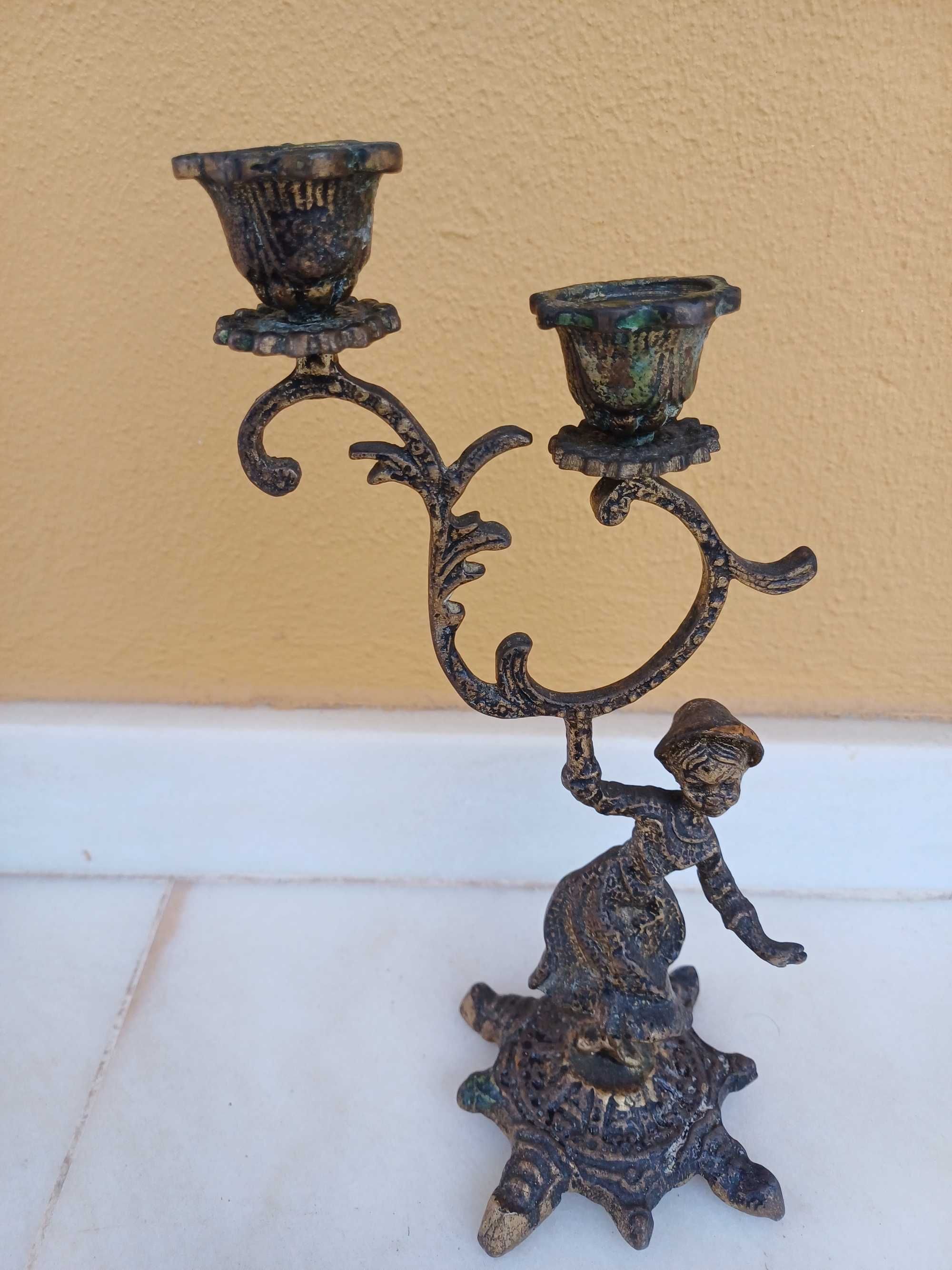 Candelabro Antigo com Menina