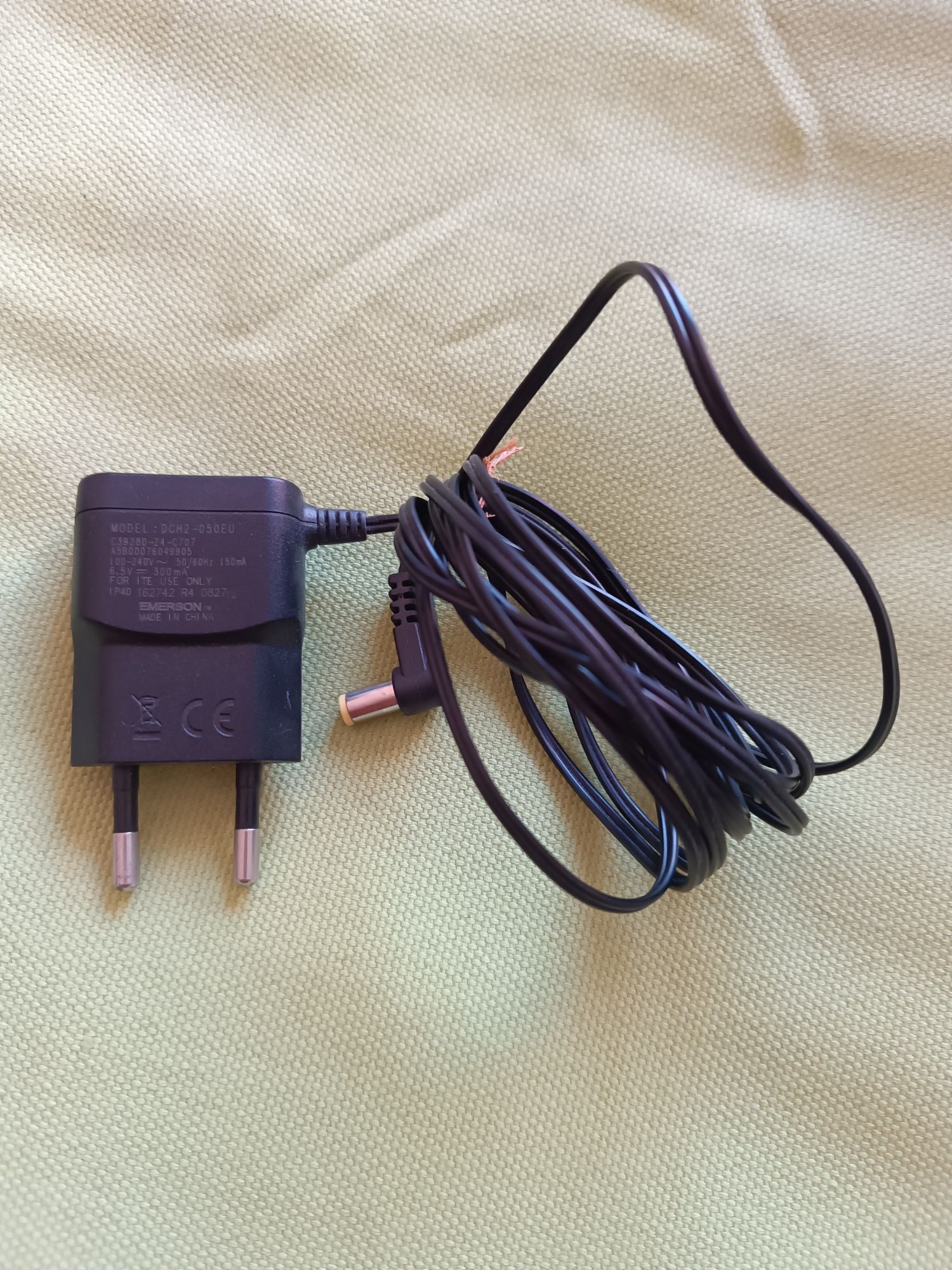 Vários cabos scart ,carregador, auriculares