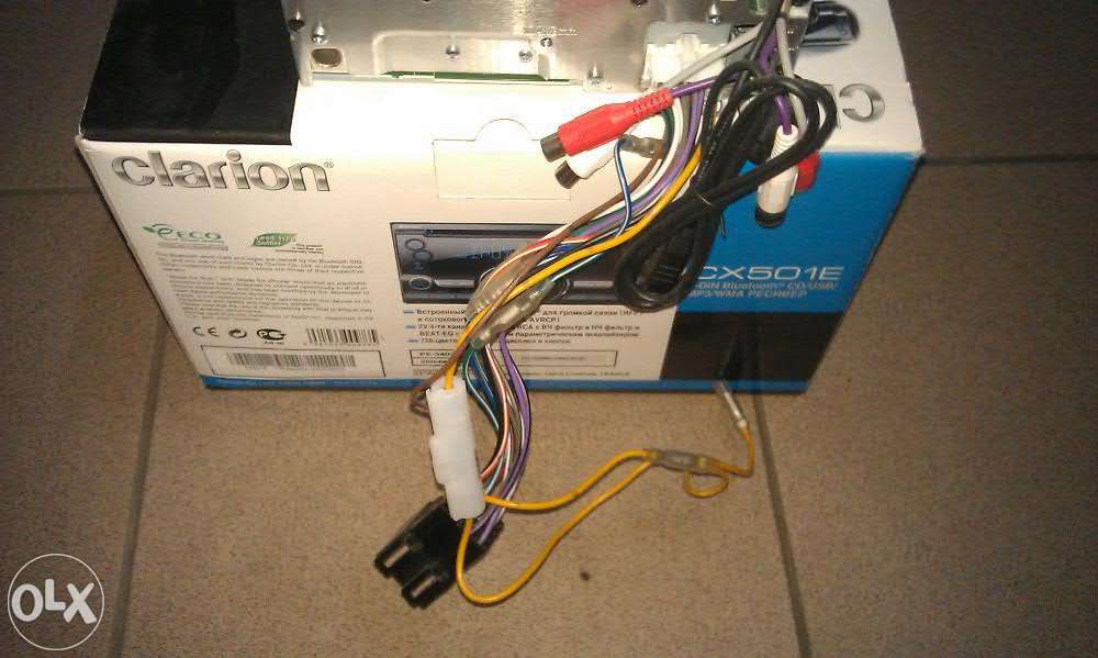 Автомагнитола 2-DIN новая Clarion CX501E с функцией Bluetooth
